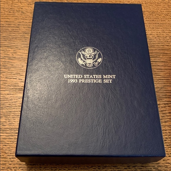 1993 US Mint coin collection in box and plastic and velvet protective cover - Picture 3 of 14